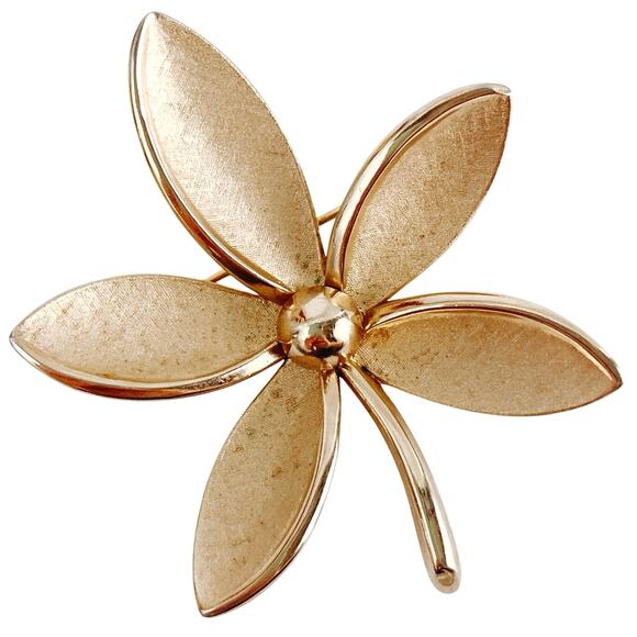 Signed Trifari Mid Century Gold Tone Floral Brooch Retro 1960s Costume Jewelry - Picture 1 of 12